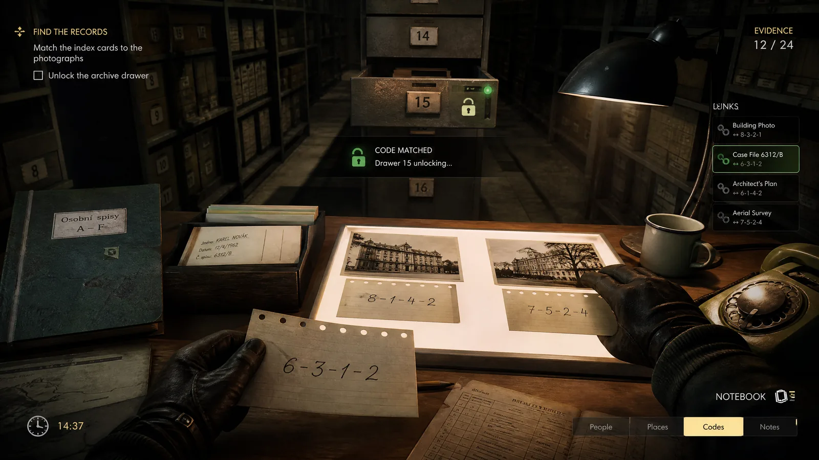 Vyšetřovací puzzle gameplay s fotografiemi, děrnými kartami, světelným stolem, archivními zásuvkami a HUD stop.